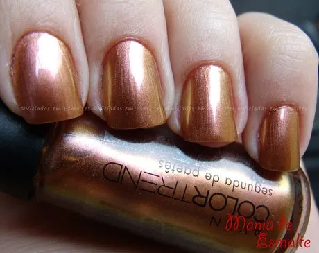 Unhas com esmalte Avon