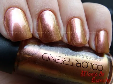 Unhas com esmalte Avon