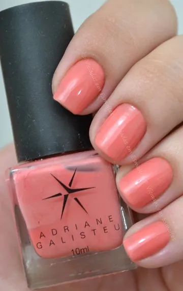 Unhas com esmalte Adriane Galisteu Tutti Fruti