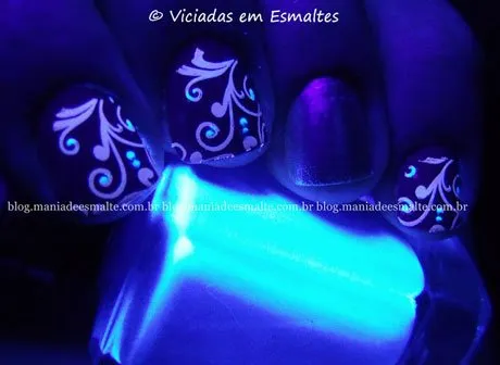 Nail art com carimbo neon