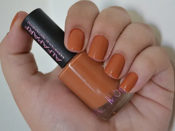 Unhas com Esmalte Alfaparf caramelo