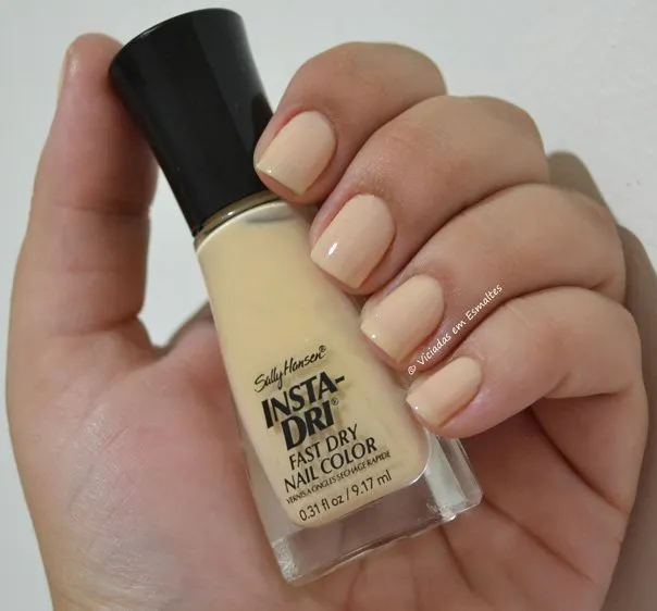 Unha com esmalte Sally Hansen