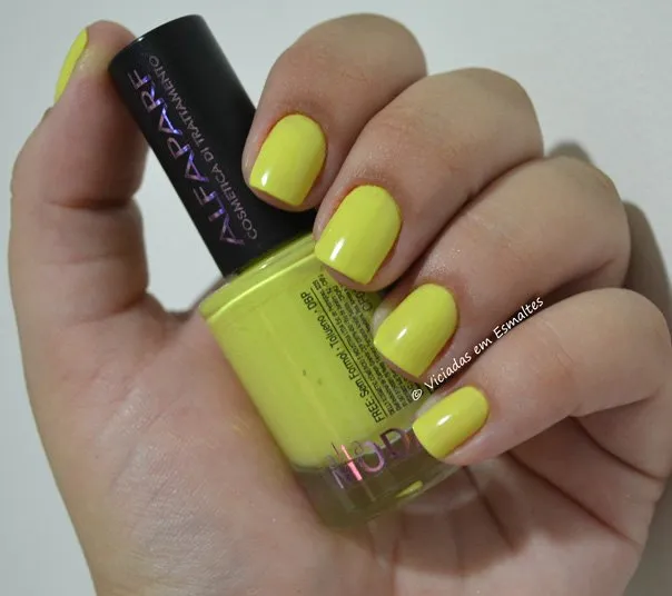 Unhas com Esmalte Alfaparf Yellow Baby