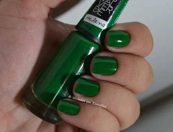 Unhas com esmalte Isis Valverde