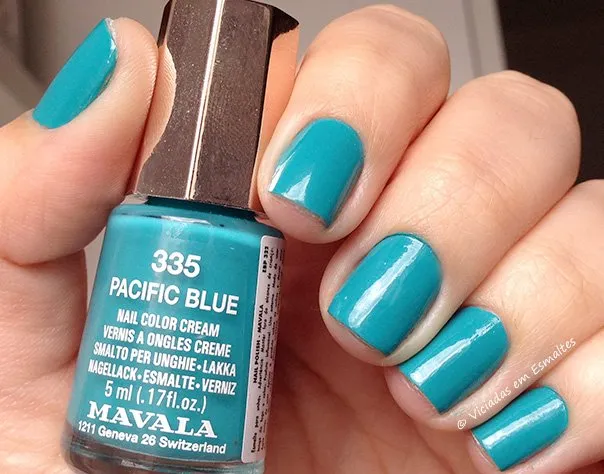 Unhas com Esmalte Mavala Pacific Blue