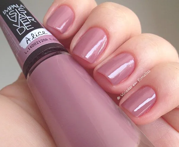 Unhas com Esmalte Alice Outono Inverno Isis Valverde