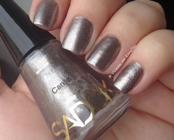 Unhas com Esmalte Sadok Cante