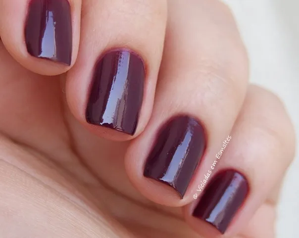 Unhas com Esmalte Preta Gil Meu Corpo Quer Você
