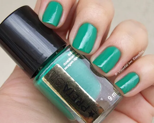 Unhas com Esmalte Preta Gil Verde Flora