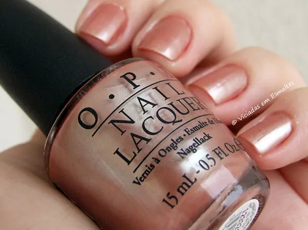 Unhas com Esmalte OPI Nomands Dream