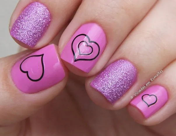 Combinação glitter com esmalte cremoso + adesivo