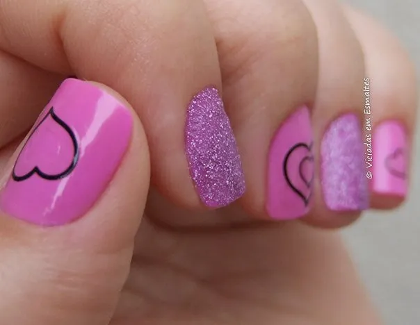Unhas decoradas com glitter e coração