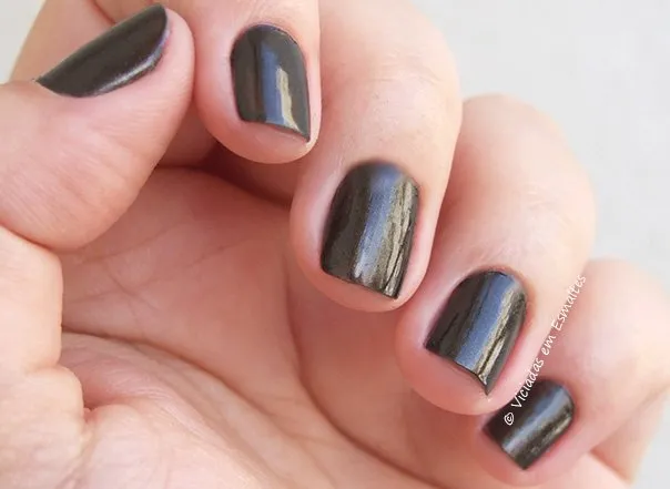 Unhas com Esmalte Cozete Gomes Perola Negra