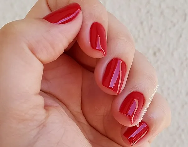 Unhas com Esmalte Anitta Mina Louca