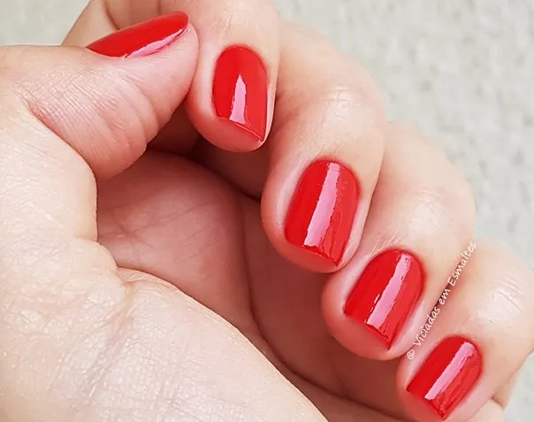 Unhas com Esmalte Risque Vermelho Maravilha