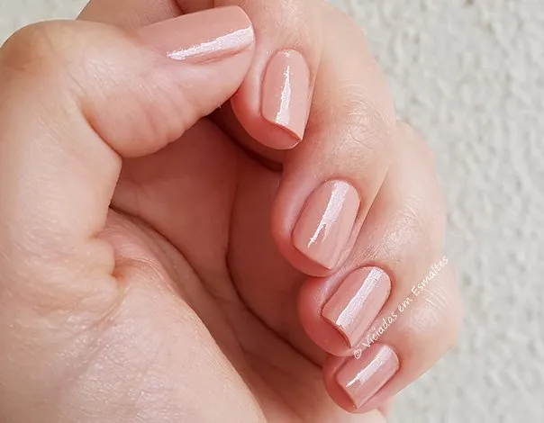 Unhas com Esmalte Preta Gil Efeito Gel Ballet