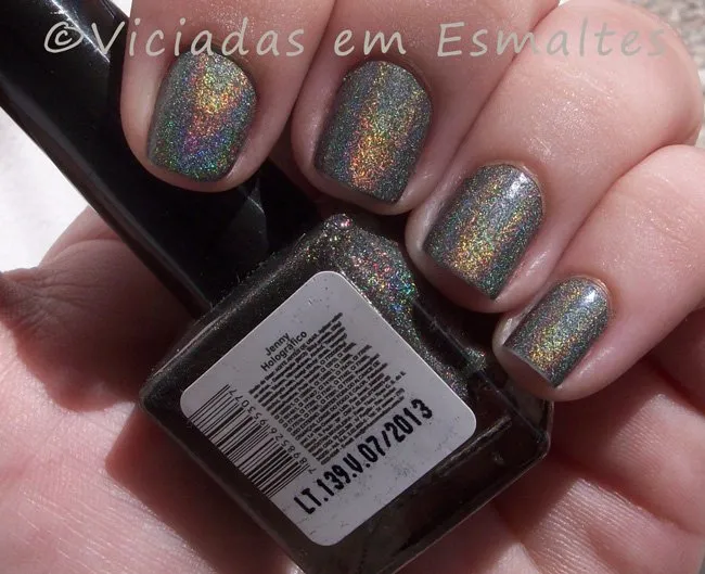 Esmalte holográfico Rivka Jenny da coleção VIP fotografado ao sol