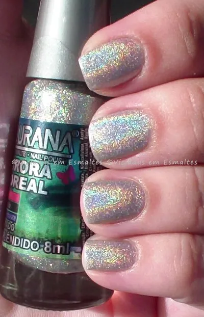 Esmalte holográfico Ludurana Esplêndido da coleção Aurora Boreal fotografado ao sol