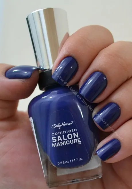 Unhas com esmalte Thinking of Blue Sally Hansen