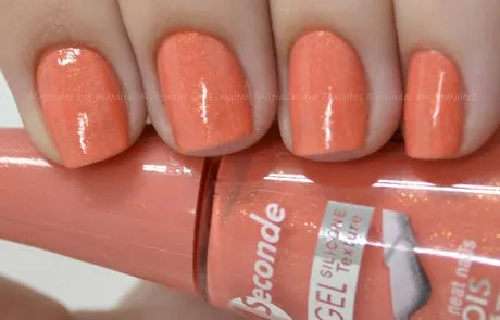 Unhas com esmalte Bourjois Coral Feerique