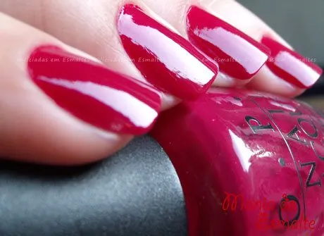 Unhas com esmalte vermelho