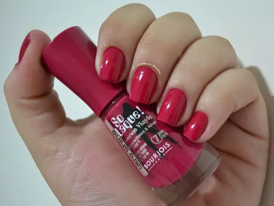 Unhas com Esmalte Bourjois Fuchsia Hype