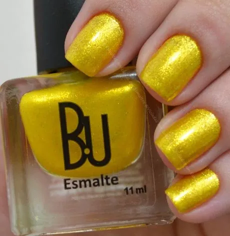 Unhas com esmalte Seja Ousada B.u