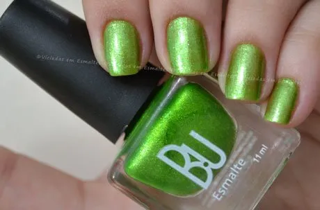 Unhas com esmalte B.U Seja Ícone