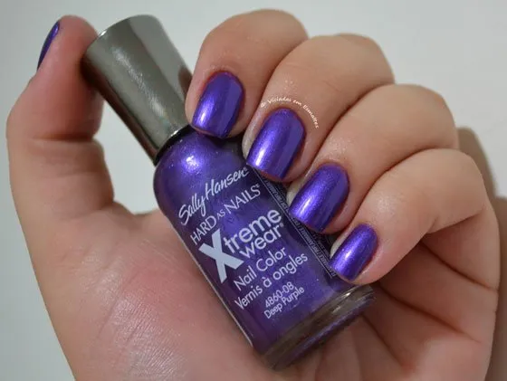 Unhas com Esmalte Sally Hansen Deep Purple