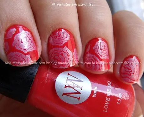 Unhas com esmalte neon para carimbo