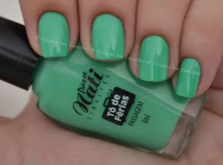 Unhas com esmalte Passagem Passe Nati