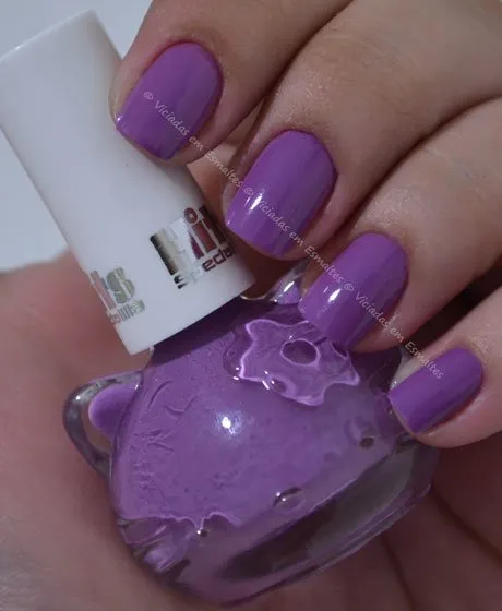 Unha com Esmalte Plum Hello Kitty