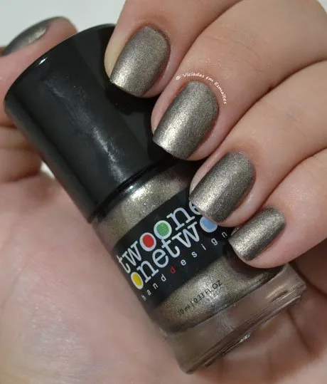 Esmalte Two One One Two Iron Gate com cobertura matte