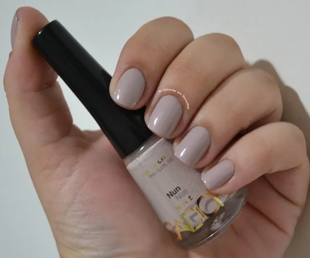 Unhas com Esmaltes Sadok