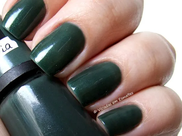 Unhas com Esmalte Isis Valverde Olivia