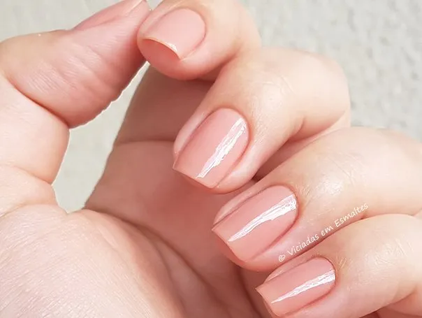 Unhas nude com Esmalte Preta Gil Desapega