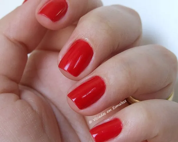 Unhas com Esmalte Bourjois Rouge Cassino