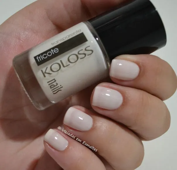Unhas com Esmalte Koloss Fricote