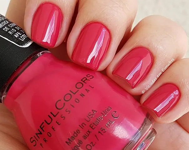 Unhas com Esmalte Sinful Colors Folly
