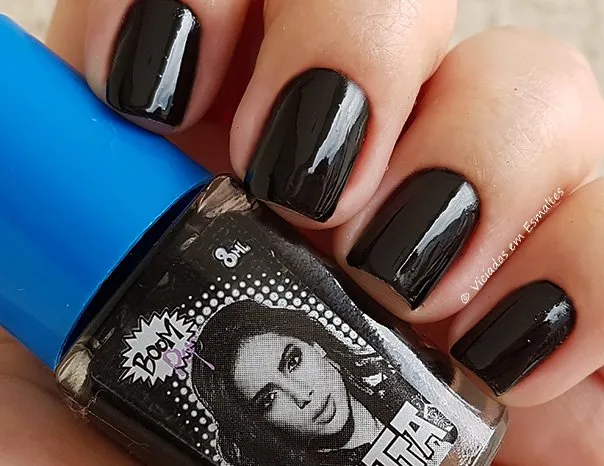 Unhas com o Esmalte Anitta Cobertor