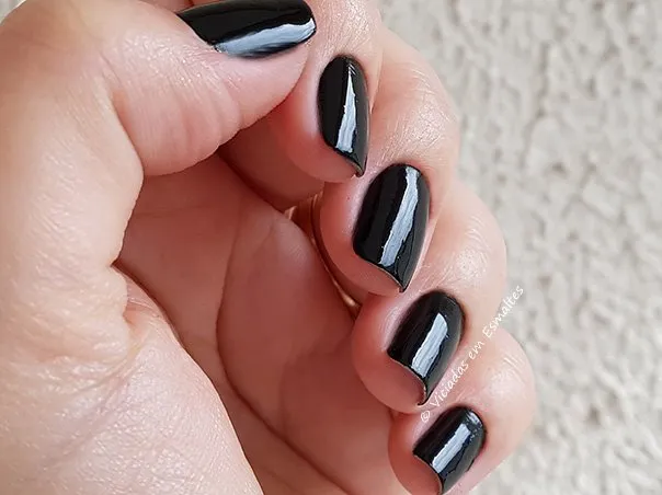 Teste do Esmalte Anitta Cobertor nas unhas