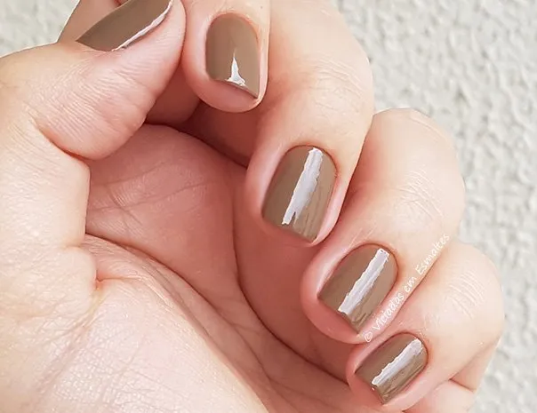 Unhas com Esmalte Risque Nude Imortal