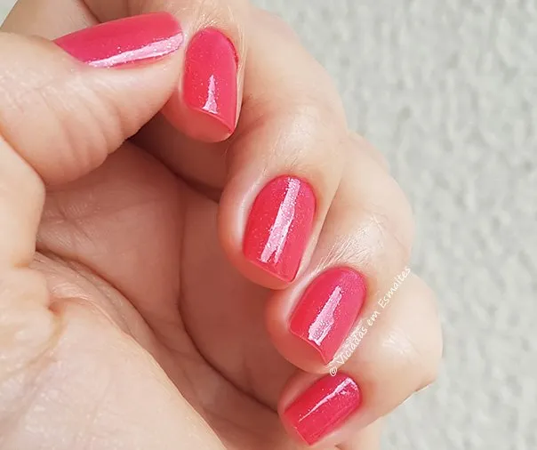 Unhas com Esmalte Cozete Gomes Paetê