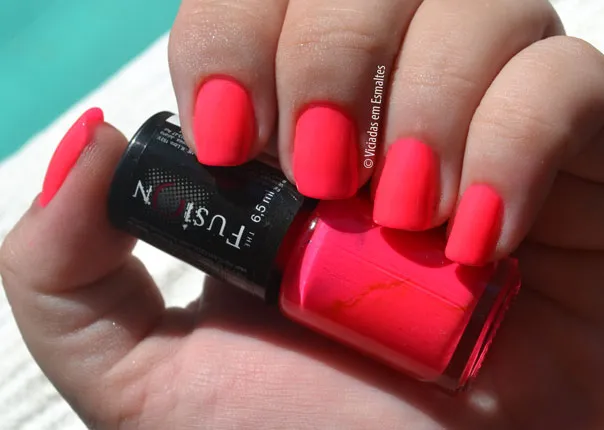 Unhas com o Esmalte Rosa Pink Lindo