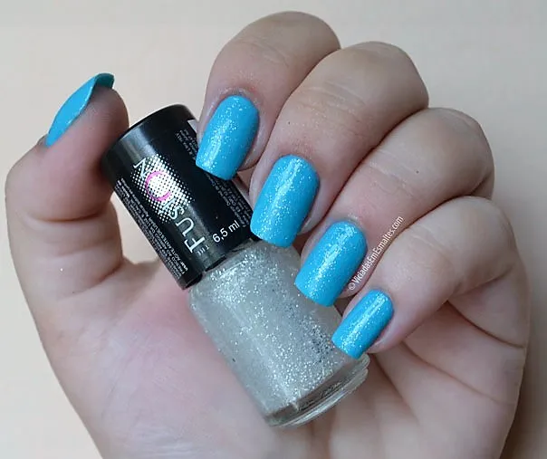 Unhas com Esmalte Azul com Glitter 3D The Fusion