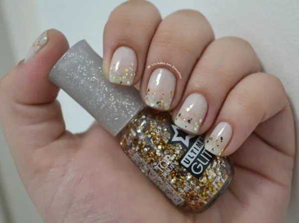 Esmalte clarinho com glitter na pontinha da unha
