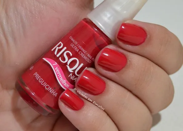 Esmalte Risqué Preguicinha vermelho aplicado nas unhas