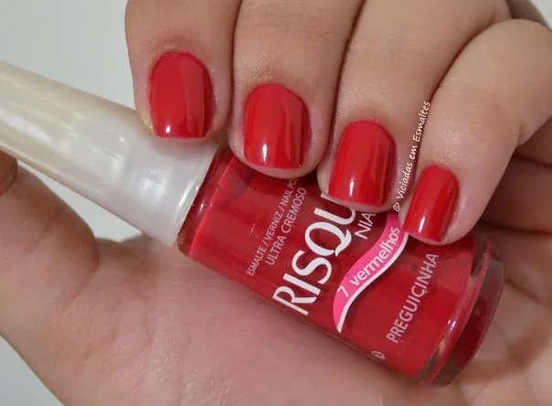 Detalhe do esmalte Risqué Preguicinha com duas camadas