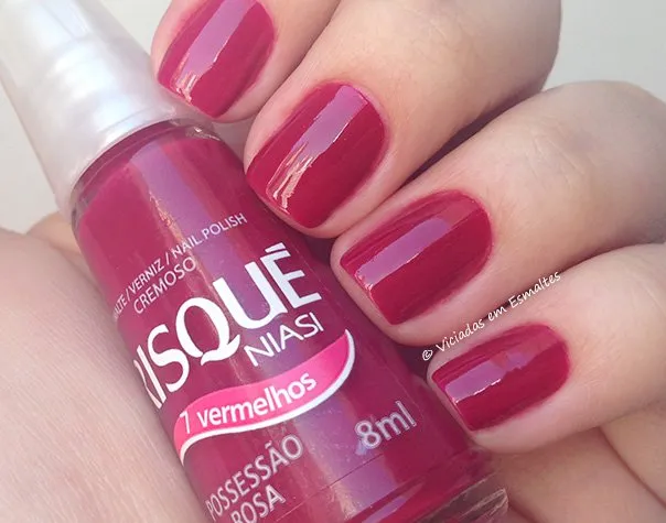 Unhas com Esmalte Risqué Possessão Rosa