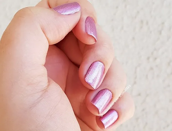 Unhas com Esmalte Cromado Preta Gil Esculacho